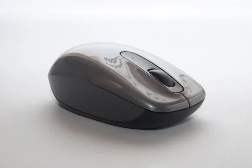 Acessórios de computador sobre uma mesa